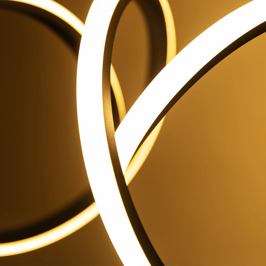 Czarne, matowe wykończenie lampy CLINT oraz wbudowany w oprawę LED budują wrażenie, które połączysz z koncepcją wnętrza o prostej, funkcjonalnej stylistyce.