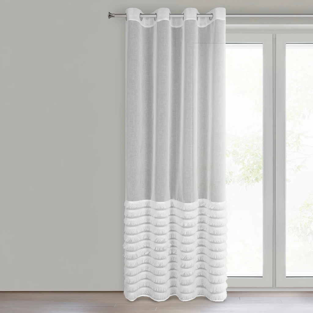 Biała firana w stylu etno z frędzlami w dolnej części