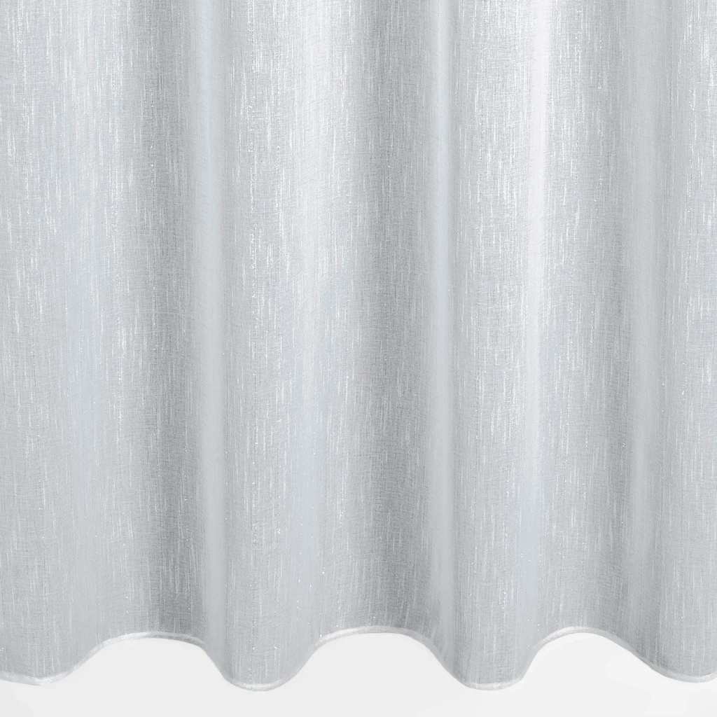 Biała zasłona na przelotkach