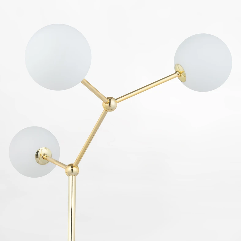 Posiada oprawę przeznaczoną dla 3 żarówek LED typu G9 o maksymalnej mocy 8W.