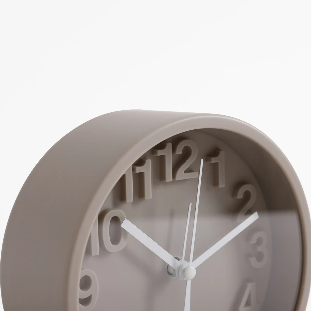 Okrúhly budík v béžovej farbe 13,1 cm