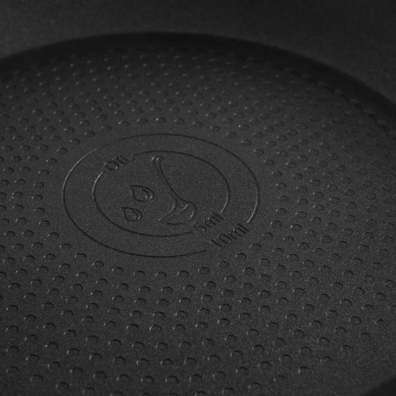 Czarna patelnia z ikoną oleju