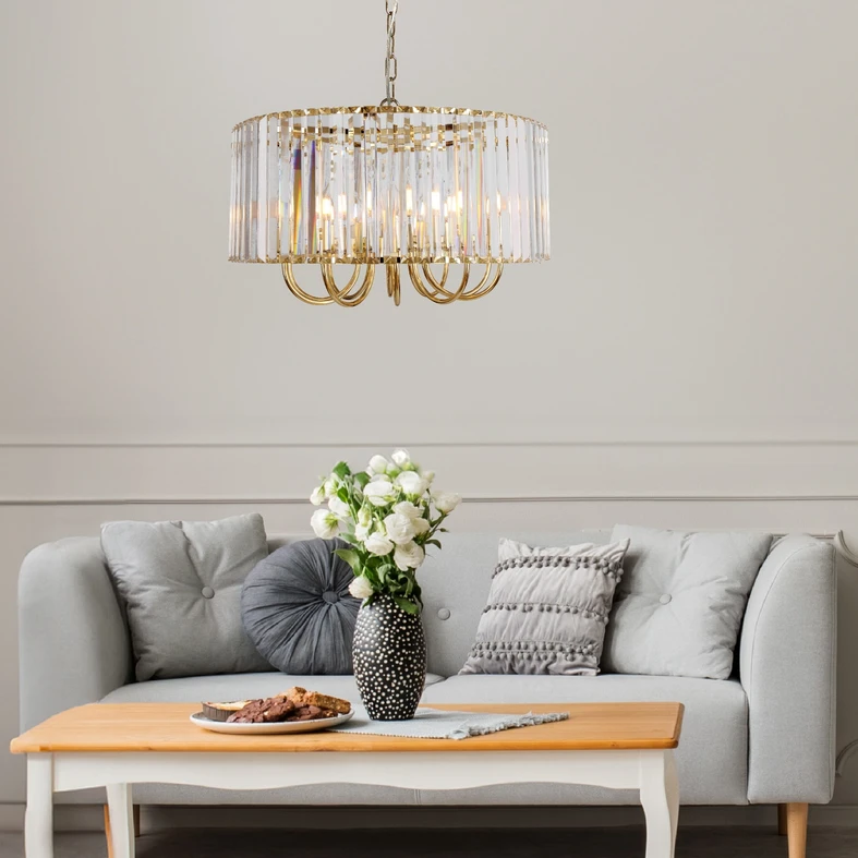 PARIS to lampa wisząca o złotym wykończeniu do salonu glamour. Posiada oprawę dla 6 żarówek typu E14 i mocy maksymalnej 40W.