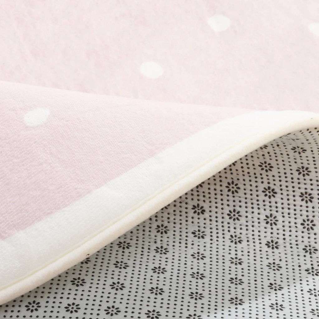 Okrągły dywan w kropki