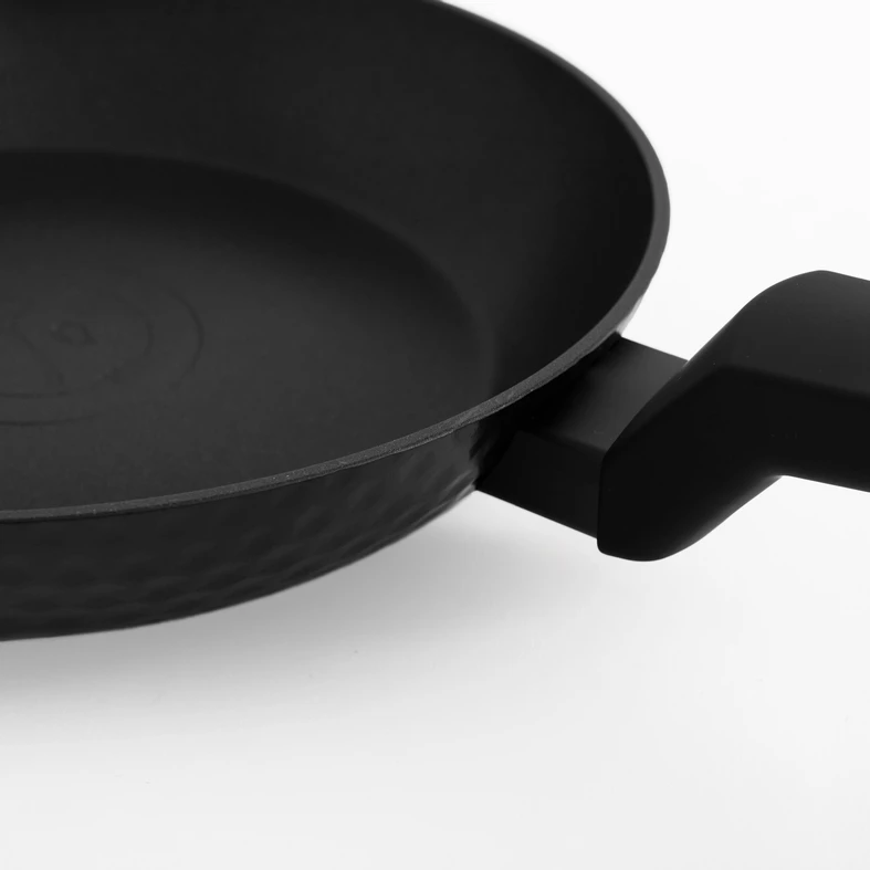 Czarna patelnia z ikoną oleju