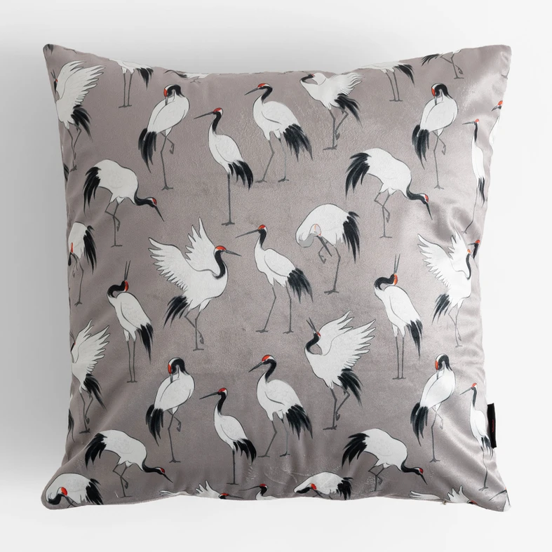 Szara, gładka poszewka z grafiką żurawi po jednej stronie
