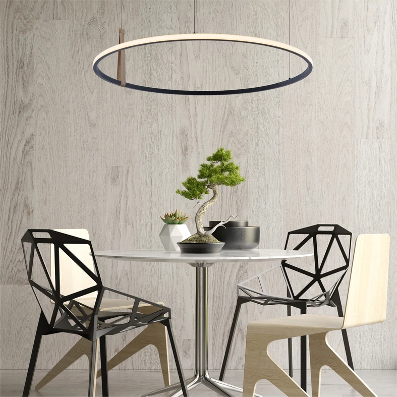 CLAUD ma średnicę 90 cm, składa się z metalowego pierścienia w czarnym kolorze z dodatkowym elementem ozdobnym w dekorze jasnego drewna.