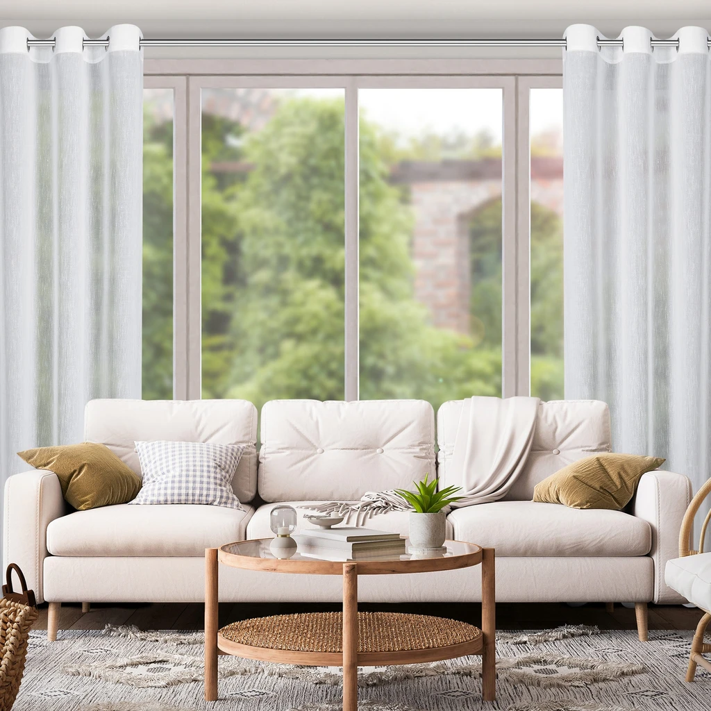 Biała zasłona na przelotkach