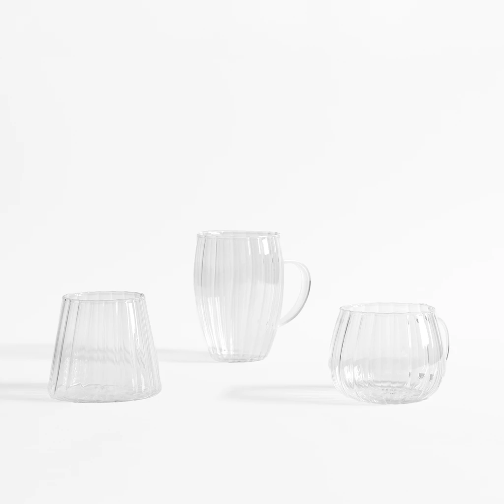 Sklenený hrnček s pásikmi s uškom 350 ml