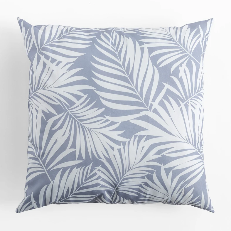 Kwadratowa, puchata poduszka dekoracyjna do ogrodu, o wzorze białych liści palmowych na szarym tle, o gładkim, szarym tyle.