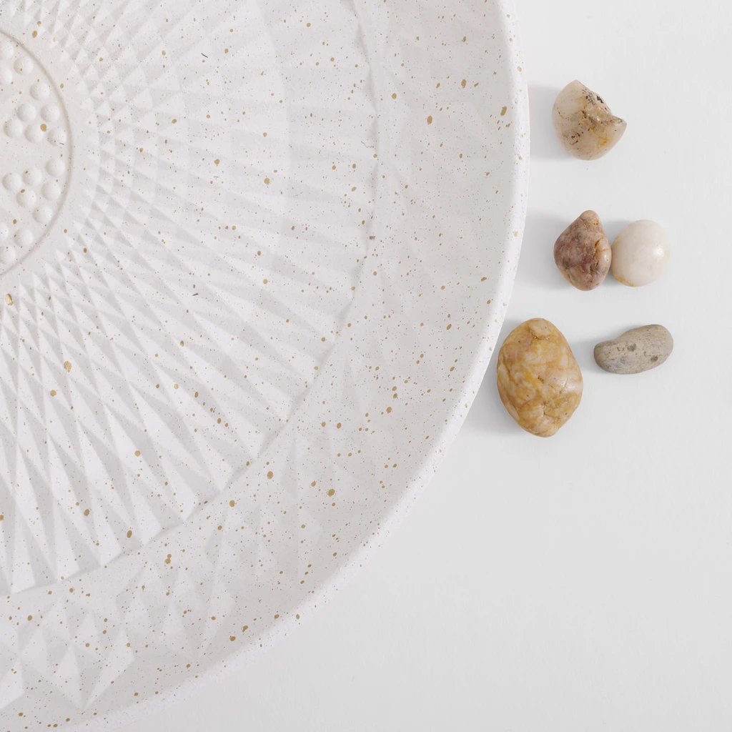 Biały talerz o dekoracyjnej powierzchni