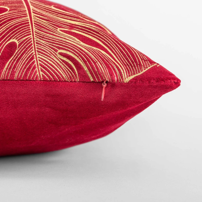 Malinowa, welurowa poszewka ze złotym wzorem monstery