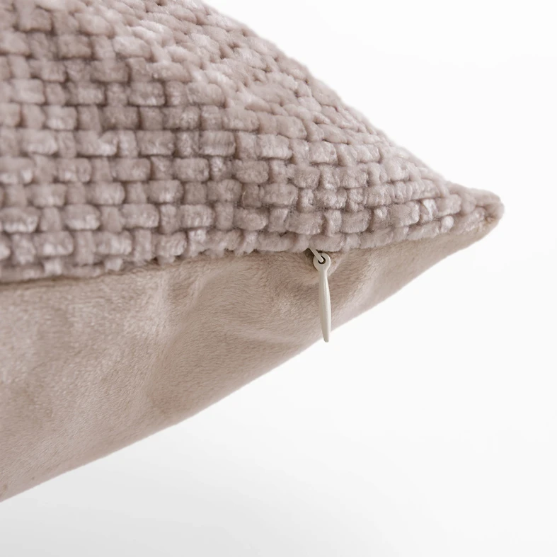 Beżowa poszewka na poduszkę