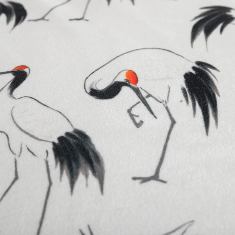 Biała gładka poszewka z grafiką żurawi po jednej stronie
