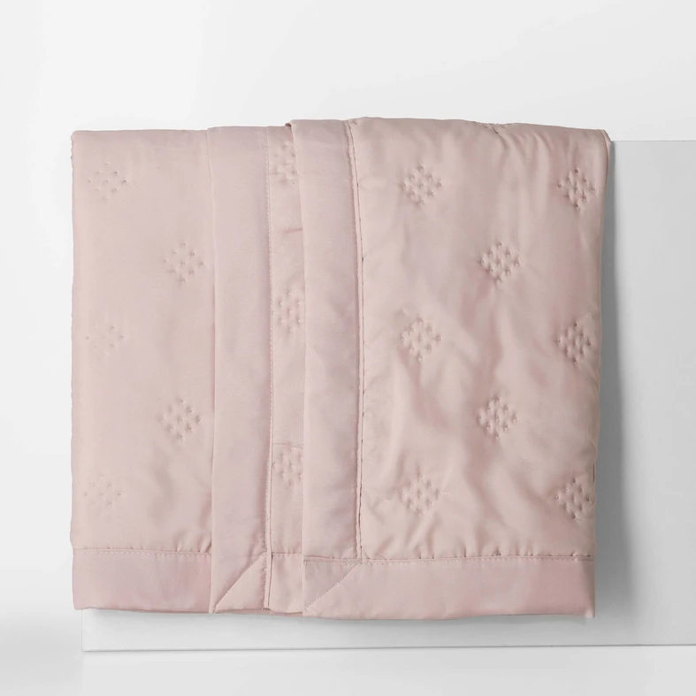 Beżowa narzuta na łóżko