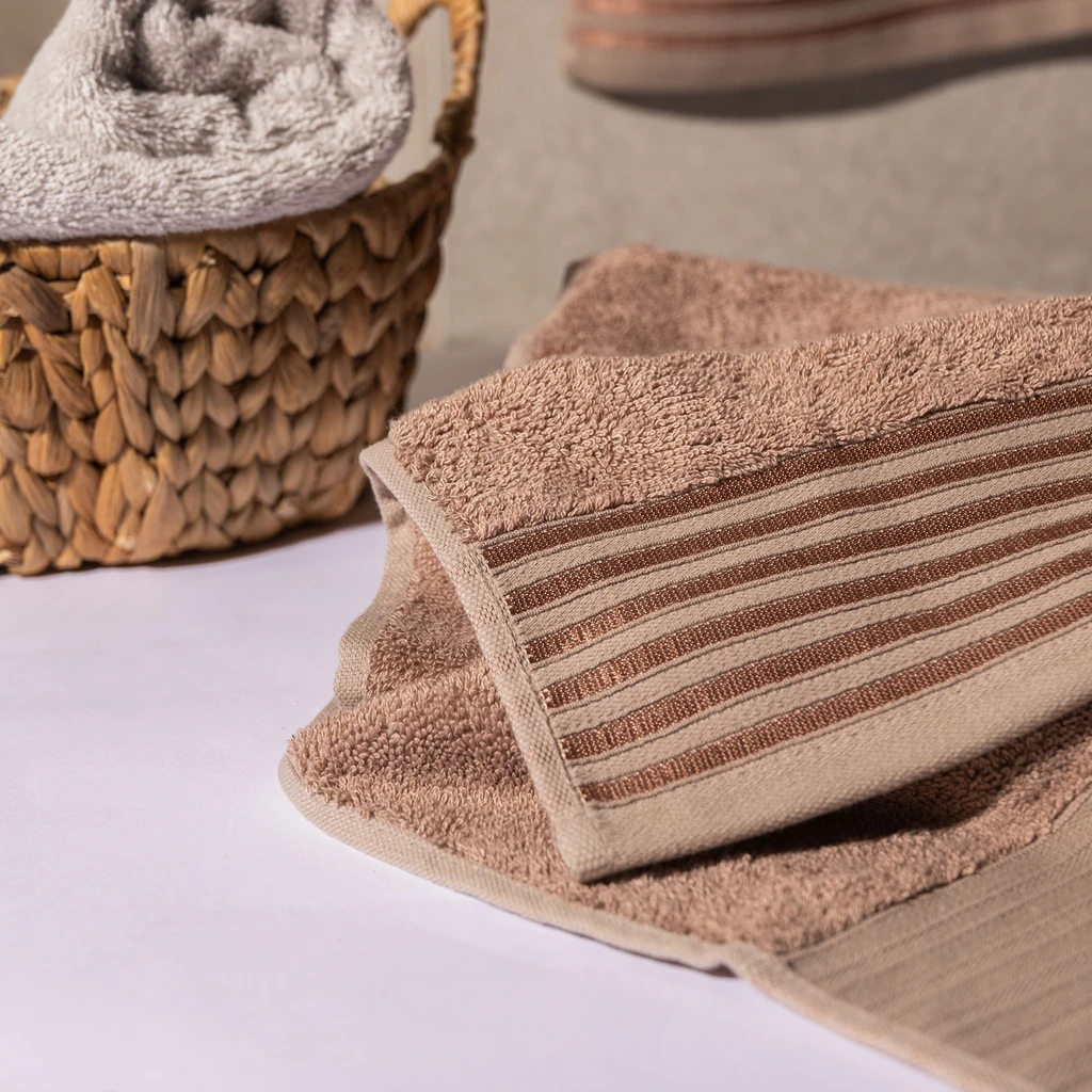 Kúpeľňový uterák vo farbe taupe VELA 70x140 cm