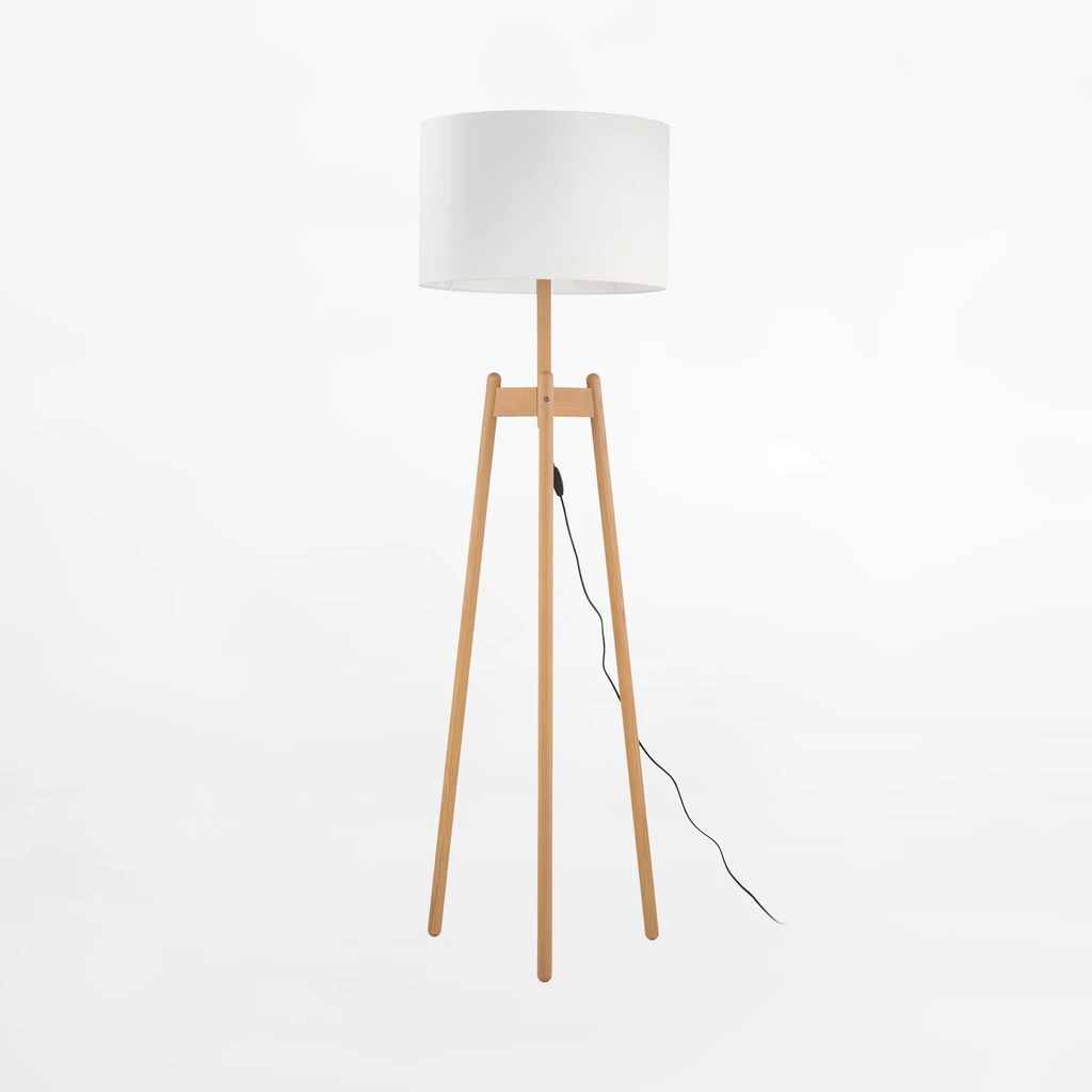 Lampa stojąca PEREZ posiada oprawę dla pojedynczej żarówki E27 o mocy maksymalnej 60W.