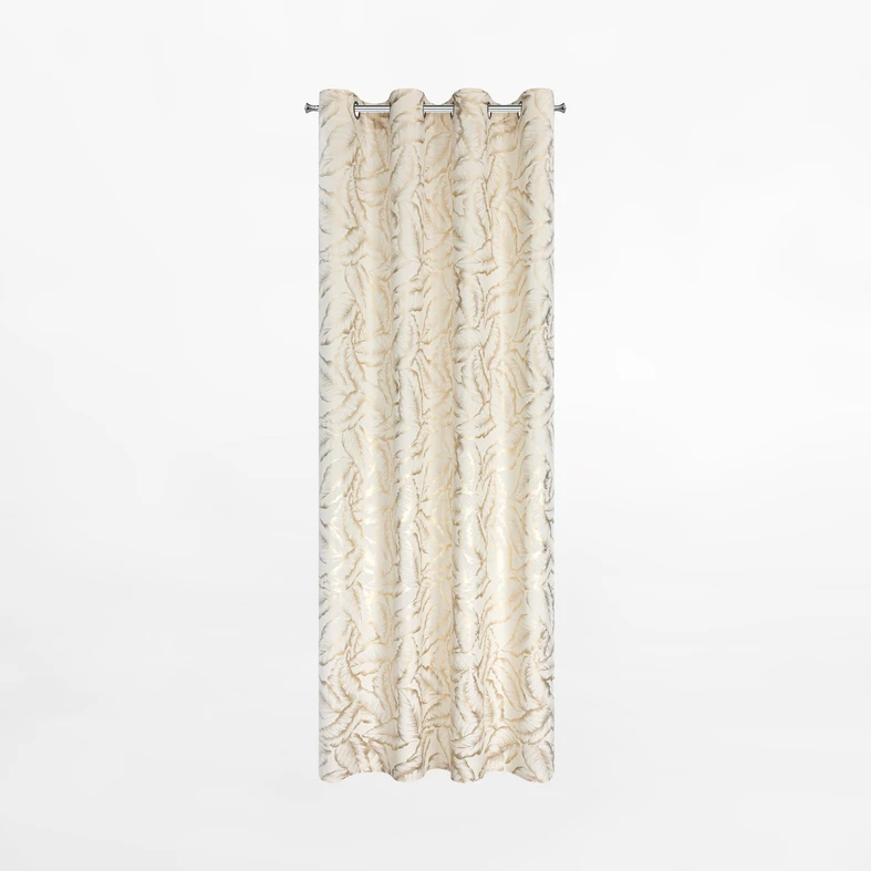 Kremowa zasłona na przelotkach, o mieniącym się złotawo nadruku w formie liści. 