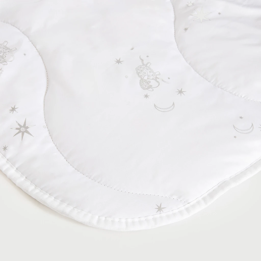 Biała kołdra z wzorem owieczki