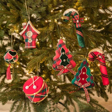 Vianočná závesná dekorácia VIANOČNÝ STROMČEK, zelený 19 cm