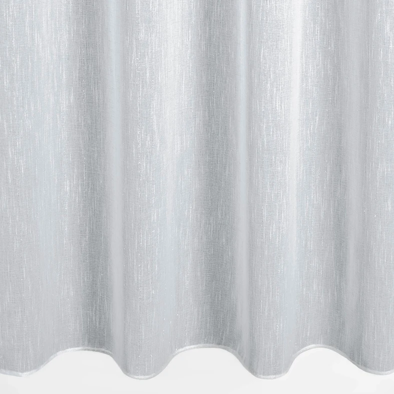 Biała zasłona na przelotkach