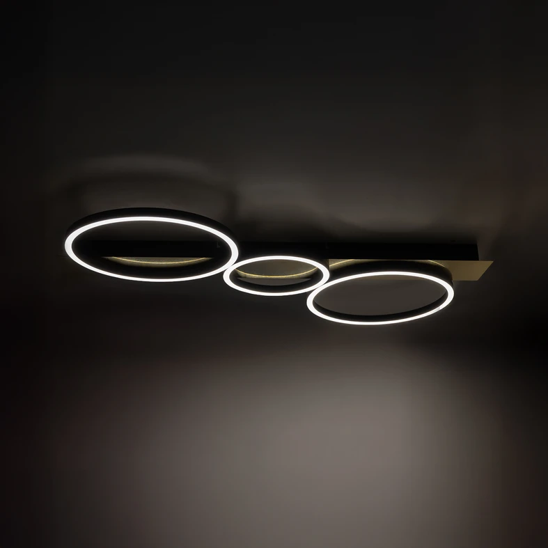 Ciekawy design lampy obejmuje 3 nachodzące na siebie pierścienie z wbudowanym światłem LED.