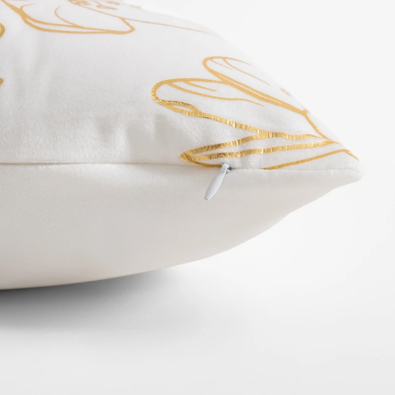 Biała poszewka welurowa z roślinnym, kwiatowym wzorem o złotym kolorze