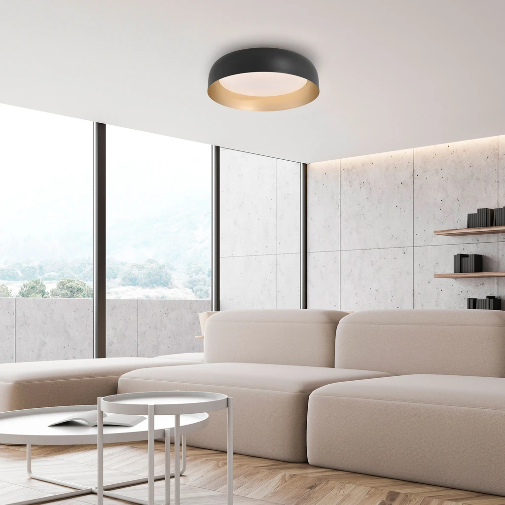 Czarne wykończenie klosza oraz jego złote wnętrze sprawi, że z łatwością dopasujesz plafon do estetyki opartej na w szarościach i bielach. 