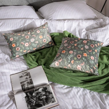 Dekoratívna kvetinová obliečka na vankúš DAISY sivá 30x50 cm