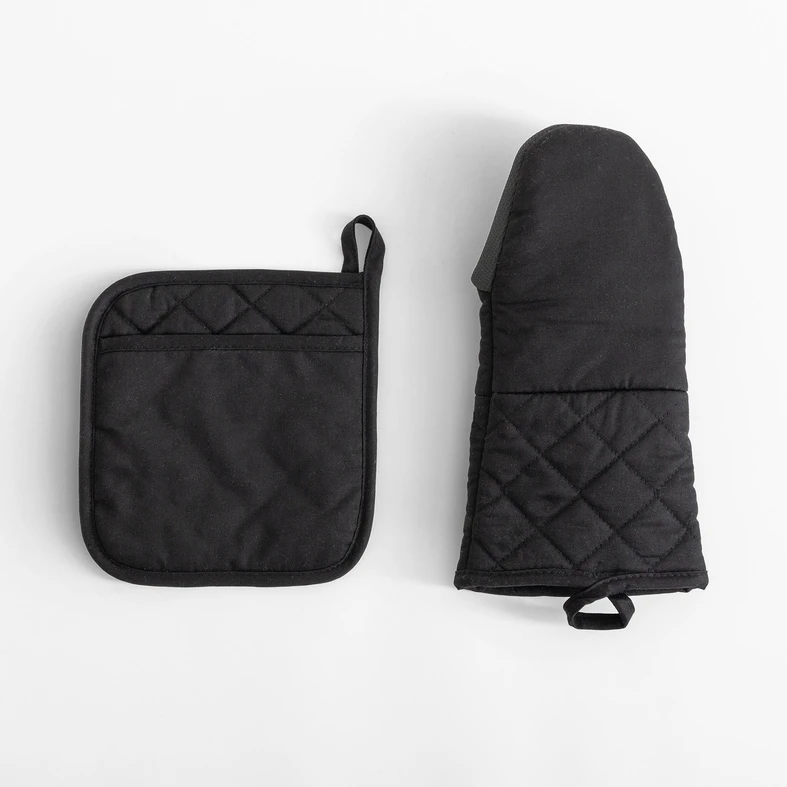 Czarna rękawica kuchenna i podkładka pod garnek