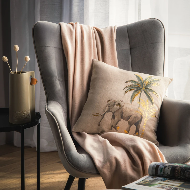 Beżowa poszewka z wędrującym słoniem na tle złotej palmy