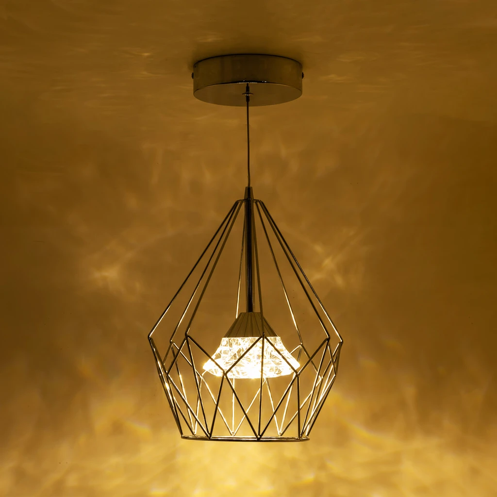 Lampa AMY o chromowanym wykończeniu to połączenie oryginalnego pomysłu i minimalistycznej formy.