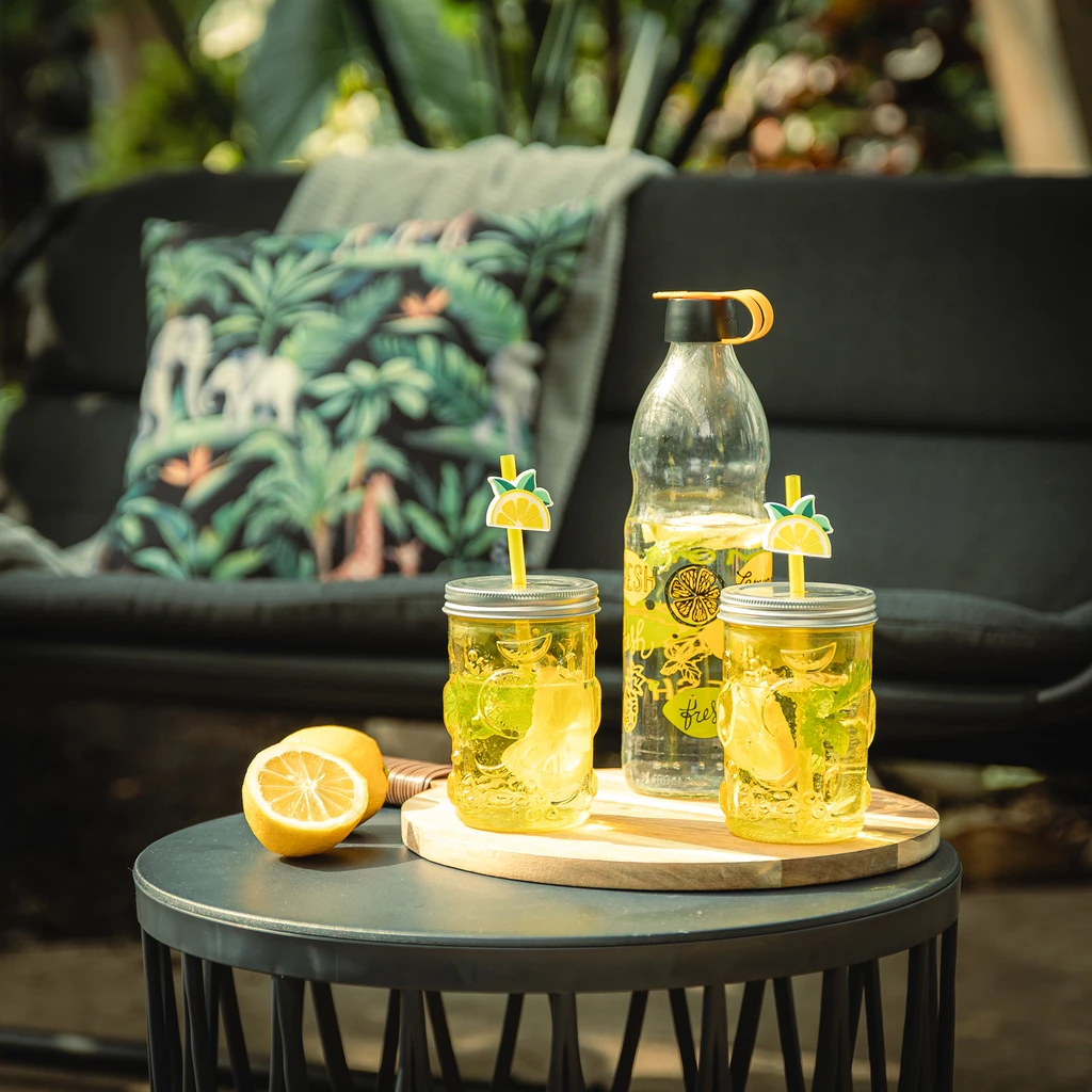 Żółta szklanka ze słomką