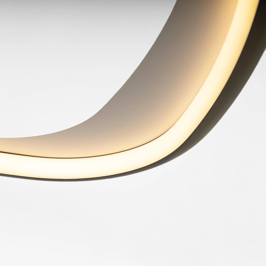 Lampa wisząca GETAFE idealnie sprawdza się w pomieszczeniach z wysokim sufitem. Przy średnicy 65 cm, jej maksymalna długość zawieszenia wynosi 150 cm.