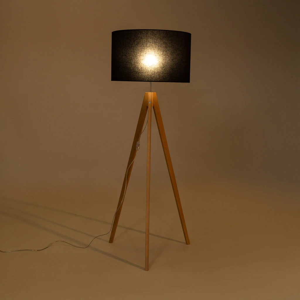 Lampa na drevenom statíve tienidlo čierne TREVISO