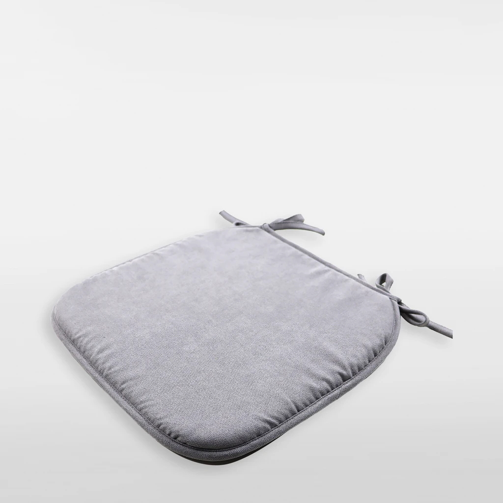 Jasnoszara poduszka na krzesło ze sznureczkami