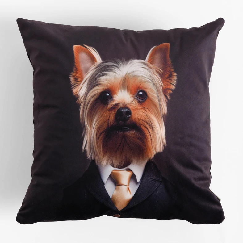 Poduszka z motywem psa w garniturze, z tyłu bez wzoru, w dotyku przypominająca welur, elegancka i nieco surrealistyczna.