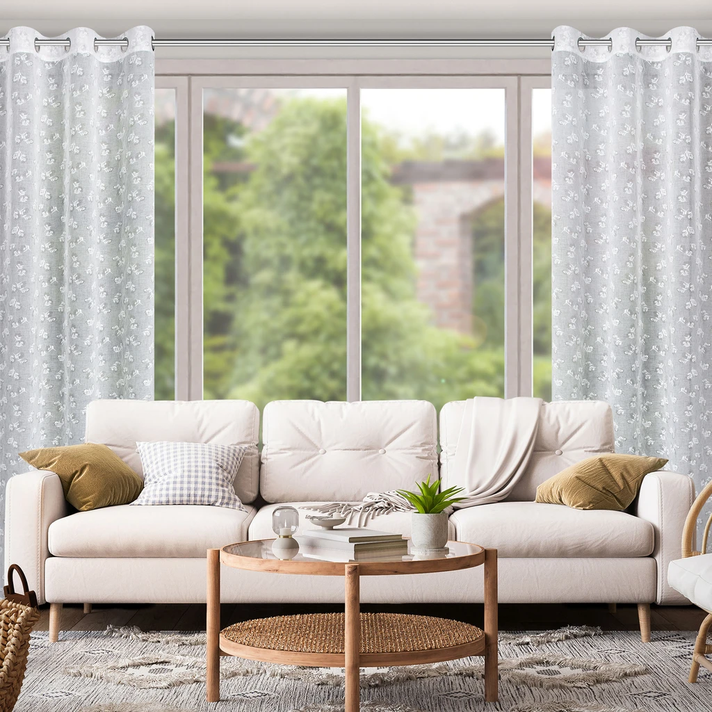 Biała zasłona w białe kwiatki