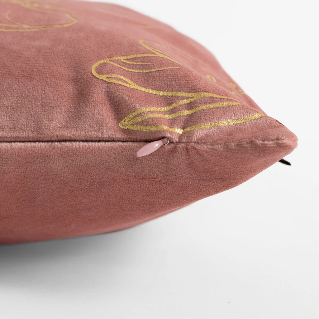 Różowa poszewka welurowa z roślinnym, kwiatowym wzorem o złotym kolorze