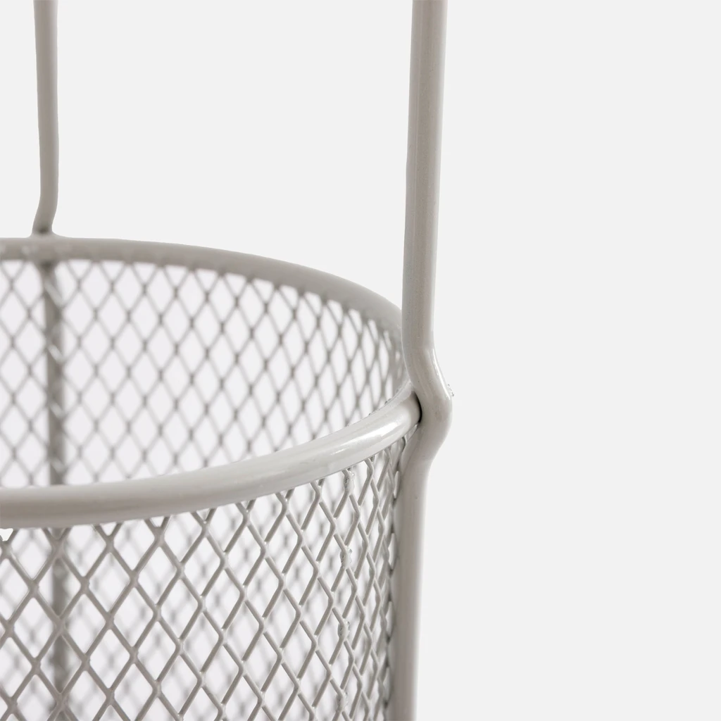 Detal stojaka, fragment metalowego koszyka z sitaki.