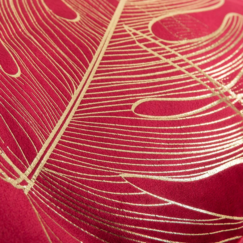 Malinowa, welurowa poszewka ze złotym wzorem monstery