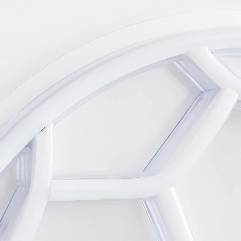 Wbudowane w konstrukcję oświetlenie LED emituje światło o mocy 46W i strumieniu świetlnym 59 lumenów.