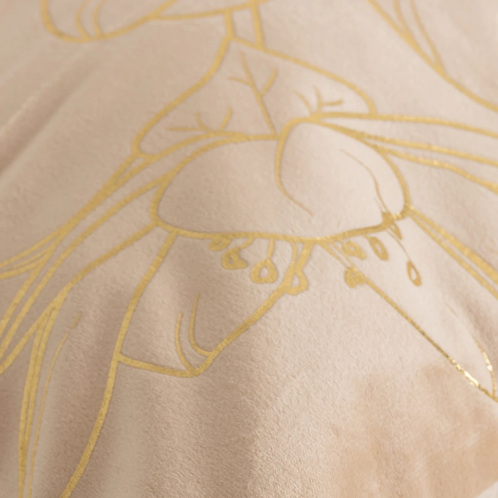 Camelowa poszewka welurowa z roślinnym, kwiatowym wzorem o złotym kolorze