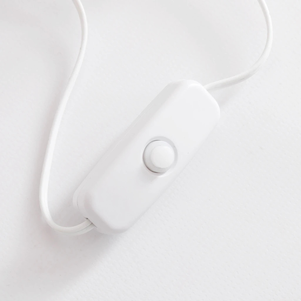 Przewód do lampy posiada włącznik.