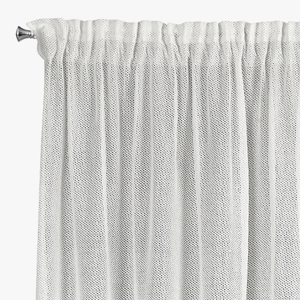 Biała zasłona na taśmie o strukturze drobnej siateczki