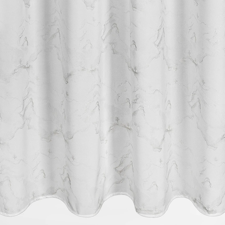 Biała zasłona do salonu z motywem marmurkowym
