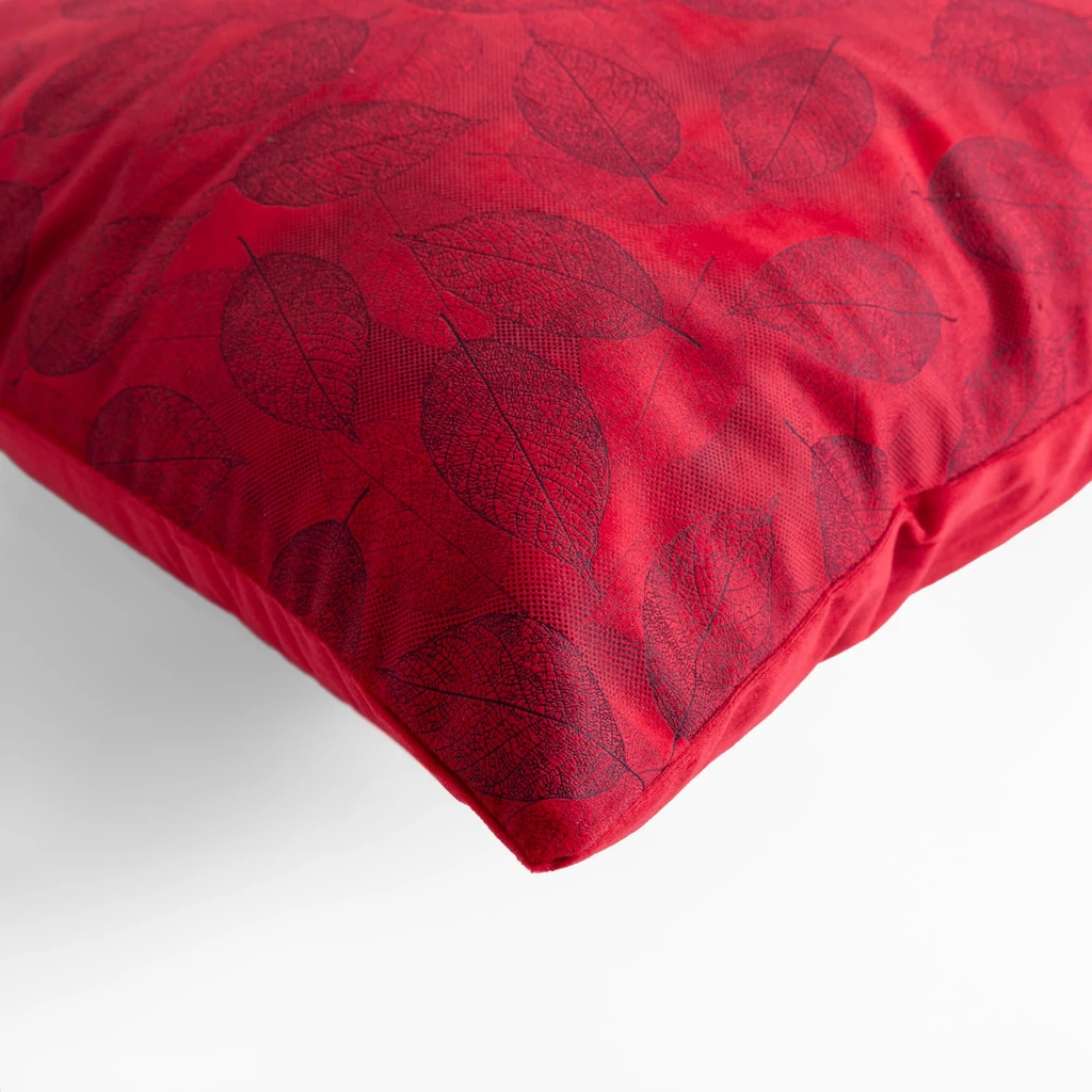 Czerwona welurowa poszewka z roślinnym motywem