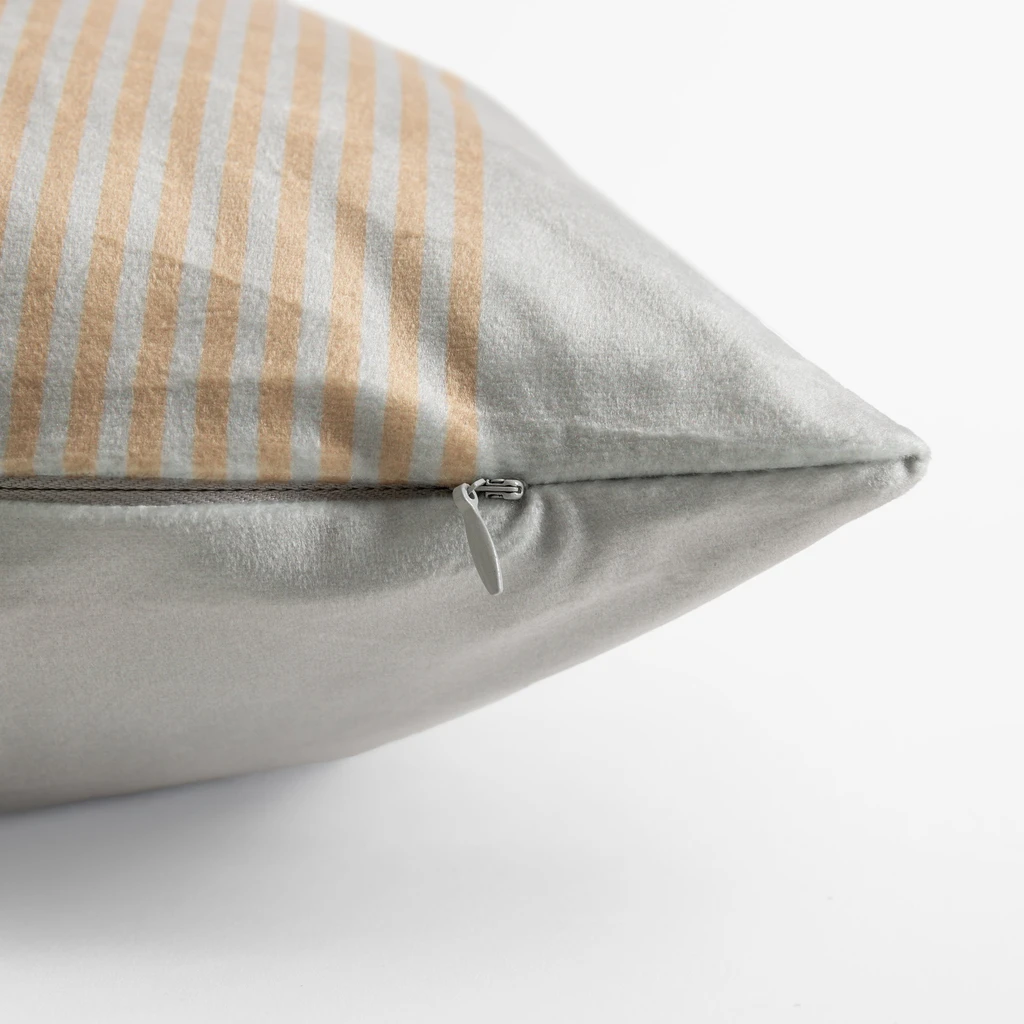 Szara poszewka z geometrycznym motywem