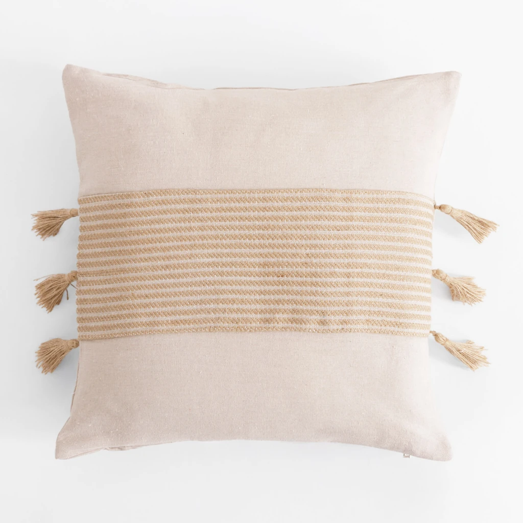 Beżowa poszewka ozdobna z chwostami po bokach