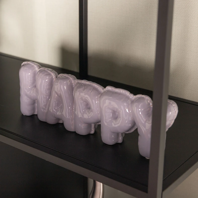 Dekorácia - nápis HAPPY v sivej farbe